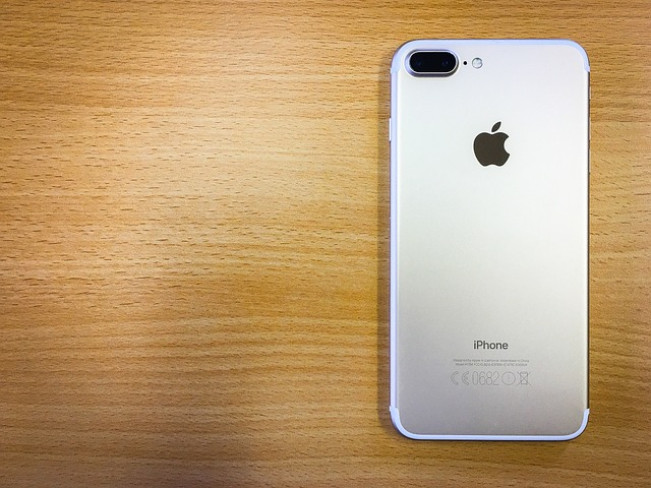 iPhone (pixabay @rhysadams)